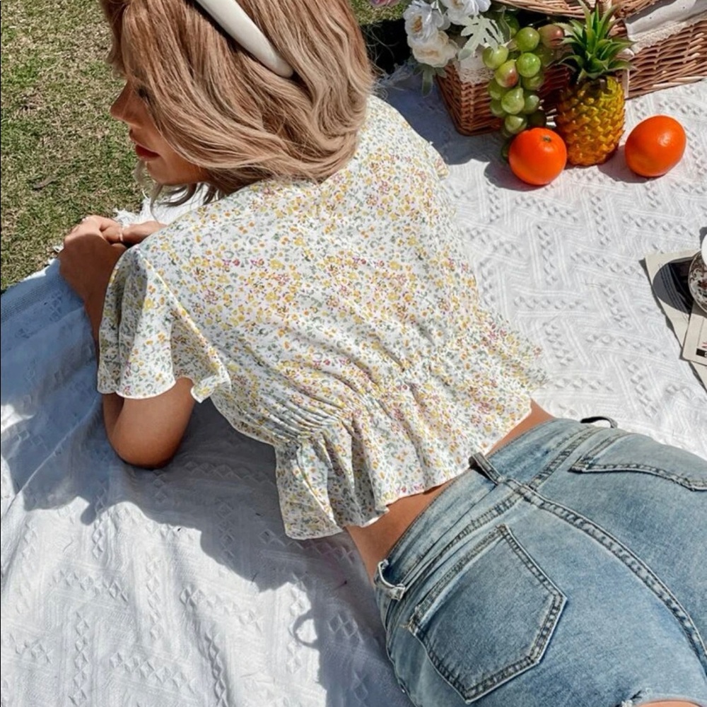 FREE WITH 3+ BUNDLE NTW SHEIN Ditsy Floral Knot Front Hem Blouse